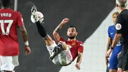 Dalam 25 penampilan Premier League sejauh ini, Bruno Fernandes telah mencetak 15 gol luar biasa dan 10 assist. (Foto: AFP/Pool/Michael Regan)