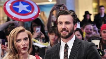 Usai Cerai Scarlett Johansson Dikabarkan Pacari Chris Evans