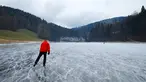 Seorang wisatawan asyik bermain ice skating atau seluncur es di atas sungai Doubs yang membeku di perbatasan Perancis Les Brenets, Swiss, Senin (2/1). Sungai ini menjadi objek wisata es yang diminati warga. (REUTERS/Denis Balibouse)