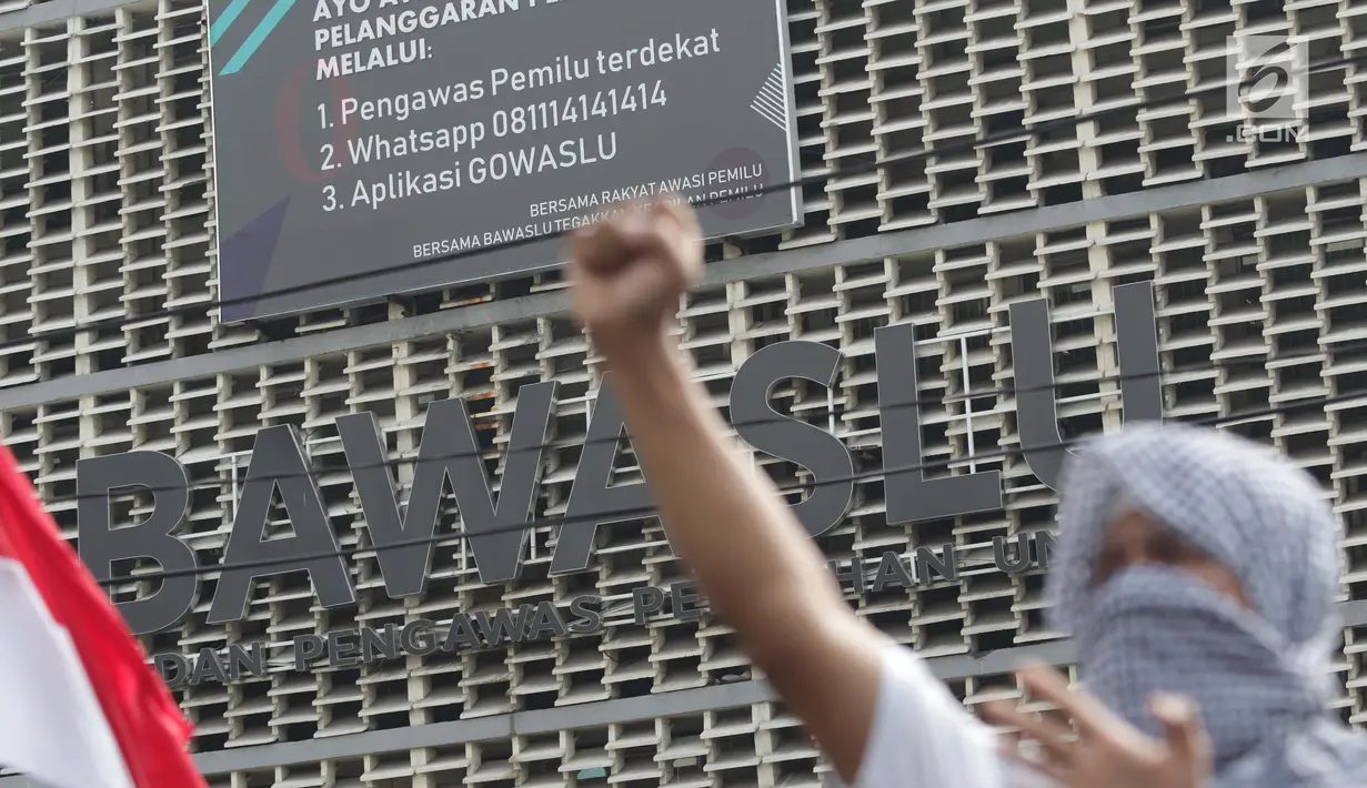 Salah satu peserta aksi massa Gerakan Nasional Kedaulatan Rakyat saat unjuk rasa di depan Gedung Bawaslu, Jl MH Thamrin Jakarta, Selasa (21/5). Mereka menolak hasil Pemilu 2019 yang dinilai banyak terdapat kecurangan. (Liputan6.com/Helmi Fithriansyah)