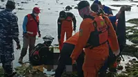 Tim SAR mencari wisatawan tenggelam di Pantai Bengkuang Malang. (Dian Kurniawan/Liputan6.com)