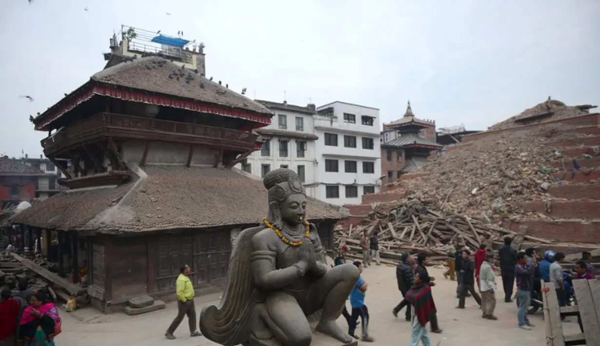 Penampakan Kathmandu Durbar Square yang rusak parah akibat gempa yang menghantam Nepal, Minggu (26/4/2015). Gempa berkekuatan 7,8 Skala Richter itu dikabarkan telah menghancurkan ribuan rumah termasuk bangunan bersejarah (AFP Photo/Prakash Mathema)