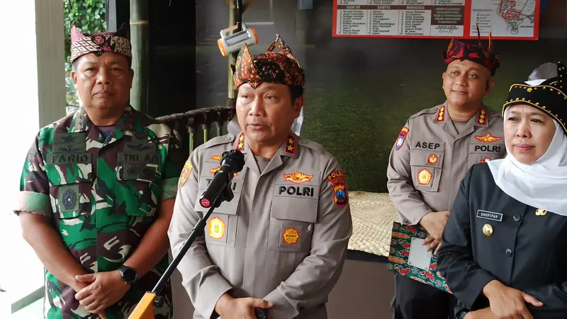 Kapolda Jatim Irjen Pol Tono Hermanto (tengah). (Dian Kurniawan/Liputan6.com)