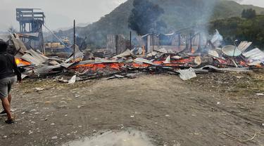 KKB membakar mes karyawan PT MTT dan rumah warga di Distrik Ilaga, Kabupaten Puncak, Papua