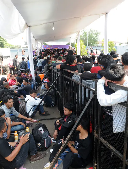 Antusias para peserta juga bergitu terlihat dari kontestan yang didomikasi remaja. Bahkan, panas matahari tak menyurutkan para kontestan beranjak menunggu giliran tampil mengeluarkan kemampuan terbaiknya. (Daniel Kampua/Bintang.com)