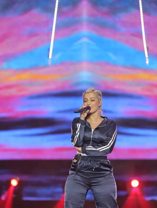 Penyanyi kelahiran Brooklyn, New York, Amerika Serikat itu mengaku sangat berkesan tampil dalam acara malam puncak HUT SCTV tersebut. Bahkan, ia mengaku terinspirasi dengan lampu yang ada. (Nurwahyunan/Bintang.com)