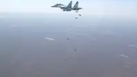 Sebuah rekaman video yang dirilis oleh Kementerian Pertahanan Rusia pada, Kamis (18/8) memperlihatkan aktivitas jet tempur Rusia Sukhoi Su-34 menyerang wilayah kekuasaan ISIS di Deir ez-Zor, Suriah. (REUTERS)