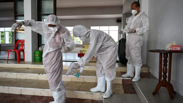 FOTO: Kasus COVID-19 Melonjak, Biksu Thailand Kenakan Alat Pelindung Diri