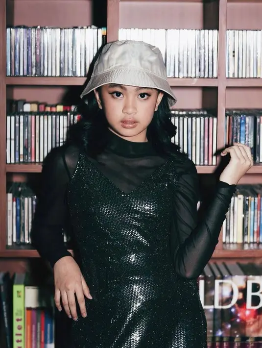 Kali ini, Zara tampil serba monokrom memadukan sheer black tops dengan sequined slip dress dan bucket hat warna putih. (Instagram/zara_leola_official).