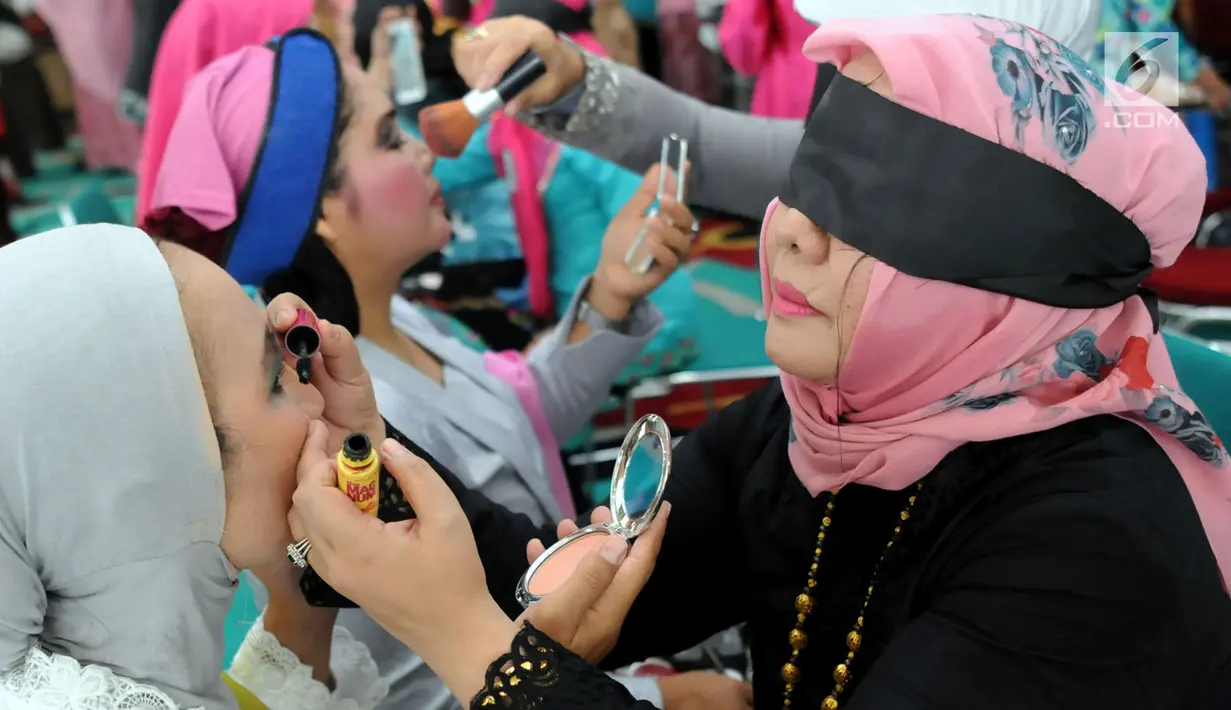 Peserta merias wajah dengan mata tertutup di Kantor Balai Kota Tangerang Selatan, Banten, Jumat (27/4). Perlombaan ini dalam rangka memperingati Hari Kartini. (Merdeka.com/Arie Basuki)