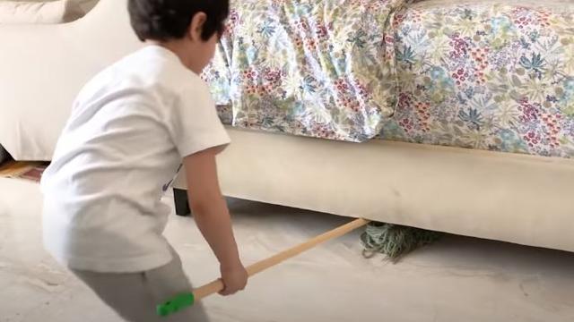 6 Potret Rafathar Bersih-bersih Kamar Sendiri, Dididik Mandiri dan Tak Manja