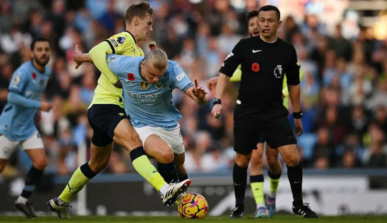 Pemain Manchester City, Erling Haaland (tengah kanan) berusaha melewati penjagaan pemain Southampton, Flynn Downes pada laga lanjutan Liga Inggris 2024/2025 yang berlangsung di Etihad Stadium, Manchester, Inggris, Sabtu (26/10/2024). (AFP/Oli Scarff)