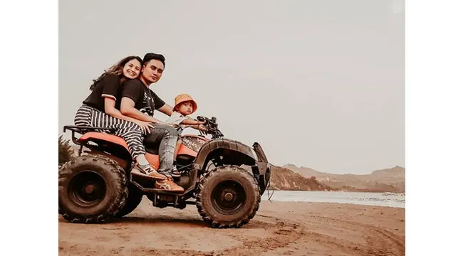 Jarang Muncul di Layar Kaca, Ini 6 Potret Terbaru Denny Darko Makin Menawan