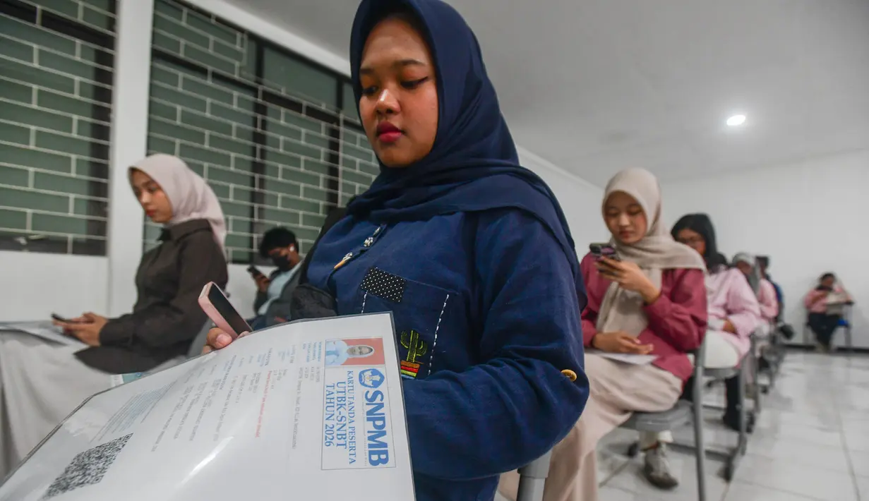 Hasil UTBK berlaku hanya untuk tahun 2026 dan peserta hanya boleh ikut satu kali. Tampak dalam foto, peserta Ujian Tulis Berbasis Komputer (UTBK) Seleksi Nasional Berdasarkan Tes (SNBT) menanti waktu di ruang ujian komputer, Universitas Veteran Jakarta, Limo, Depok, Jawa Barat, Senin (21/4/2026). (merdeka.com/Arie Basuki)