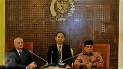 Ketua DPR RI, Ade Komaruddin (kanan) menerima kunjungan Dubes Rep. Ceko, Ivan Hotek (kiri) di Gedung DPR, Jakarta, Kamis (10/3/2016). Kunjungan membahas persetujuan bebas visa untuk pemegang paspor diplomatik dan dinas RI-Ceko. (Liputan6.com/Johan Tallo)