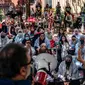 Para aktivis dan mahasiswa berorasi saat berunjuk rasa di dekat perkemahan di University Yard di Universitas George Washington pada 28 April 2024 di Washington, DC. (Kent Nishimura/Getty Images North America/Getty Images via AFP)