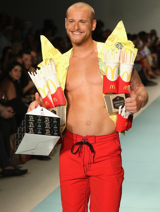 Model memperagakan busana koleksi yang diberi nama McDCouture Collection dalam Miami Swim Week di Florida, 20 Juni 2017. Koleksi baju renang tersebut dikreasikan dengan ribuan kemasan makanan cepat saji McDonald's. (ALEXANDER TAMARGO/GETTY IMAGES/AFP)