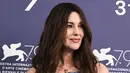 Monica Bellucci berpose saat sesi pemotretan untuk film "Siccita" sebagai bagian dari Venice Film Festival 2022 ke-79 di Lido di Venesia, Italia (8/9/2022). Si cantik ini menata rambut cokelatnya dengan gelombang longgar di atas bahunya. (AFP/Tiziana Fabi)