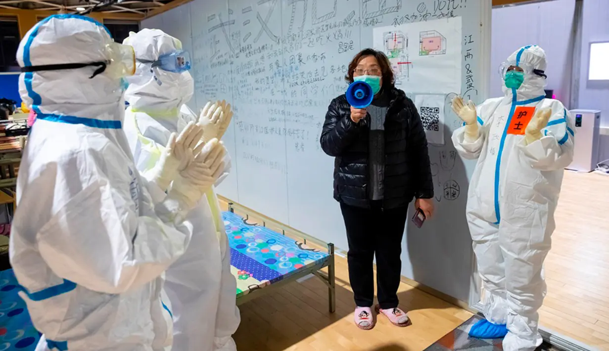 Pasien virus corona atau COVID-19 (kedua kanan) bernyanyi untuk para petugas medis di sebuah rumah sakit sementara di Wuhan, China, Senin (9/3/2020). China menutup semua rumah sakit sementara yang dibuat untuk menangani virus corona di Kota Wuhan.  (Xinhua/Shen Bohan)