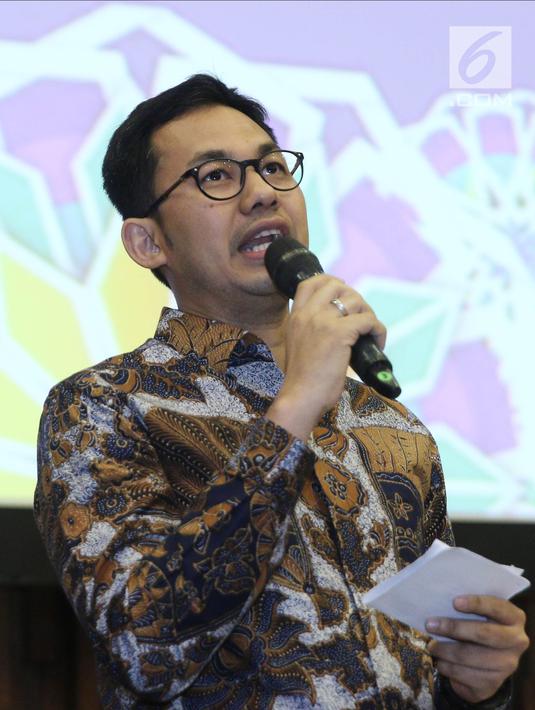Ketua KPI Yuliandre Darwis memberikan sambutan dalam acara buka puasa bersama di SCTV Tower, Jakarta (22/5). (Liputan6.com/Herman Zakharia)