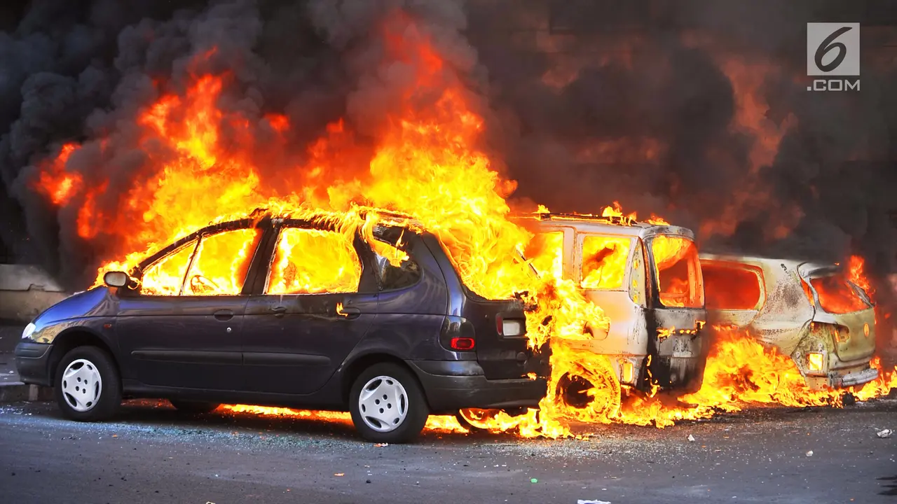 Ilustrasi Mobil Terbakar