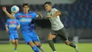 Serangan demi serangan dilancarkan dan sempat merepotkan barisan pertahanan Filipina. Tampak dalam foto, pemain Timnas Indonesia U-22, Dony Tri Pamungkas (kanan), berebut bola dengan pemain Filipina, Gabriel Guimaraes, pada laga perdana Grup C SEA Games 2025 di Stadion 700th Anniversary, Chiang Mai, Thailand, Senin (8/12/2025). (Bola.com/Bagaskara Lazuardi)