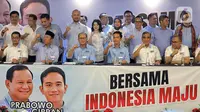 Bakal calon wakil presiden dari Koalisi Indonesia Maju, Gibran Rakabuming Raka (keempat kiri duduk) saat pengumuman susunan tim kampanye Tim Kampanye Nasional (TKN) di Hotel Grand Kemang, Jakarta, Senin (6/11/2023). (Liputan6.com/Angga Yuniar)