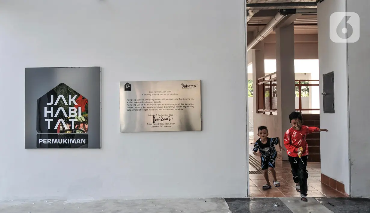 Anak-anak bermain di Kampung Susun Kunir, Pinangsia, Tamansari, Jakarta Barat, Minggu (11/9/2022). Kepala Dinas Perumahan Rakyat dan Kawasan Permukiman (DPRKP) DKI Jakarta Sarjoko mengatakan pembangunan kampung susun ini menelan anggaran sebesar Rp 13,1 miliar. (merdeka.com/Iqbal S. Nugroho)