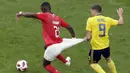 Striker Swedia, Marcus Berg, menarik celana bek Swiss, Johan Djourou, pada babak 16 besar Piala Dunia di Stadion St Petersburg, St Petersburg, Selasa (3/7/2018). Swedia menang 1-0 atas Swiss. (AP/Dmitri Lovetsky)