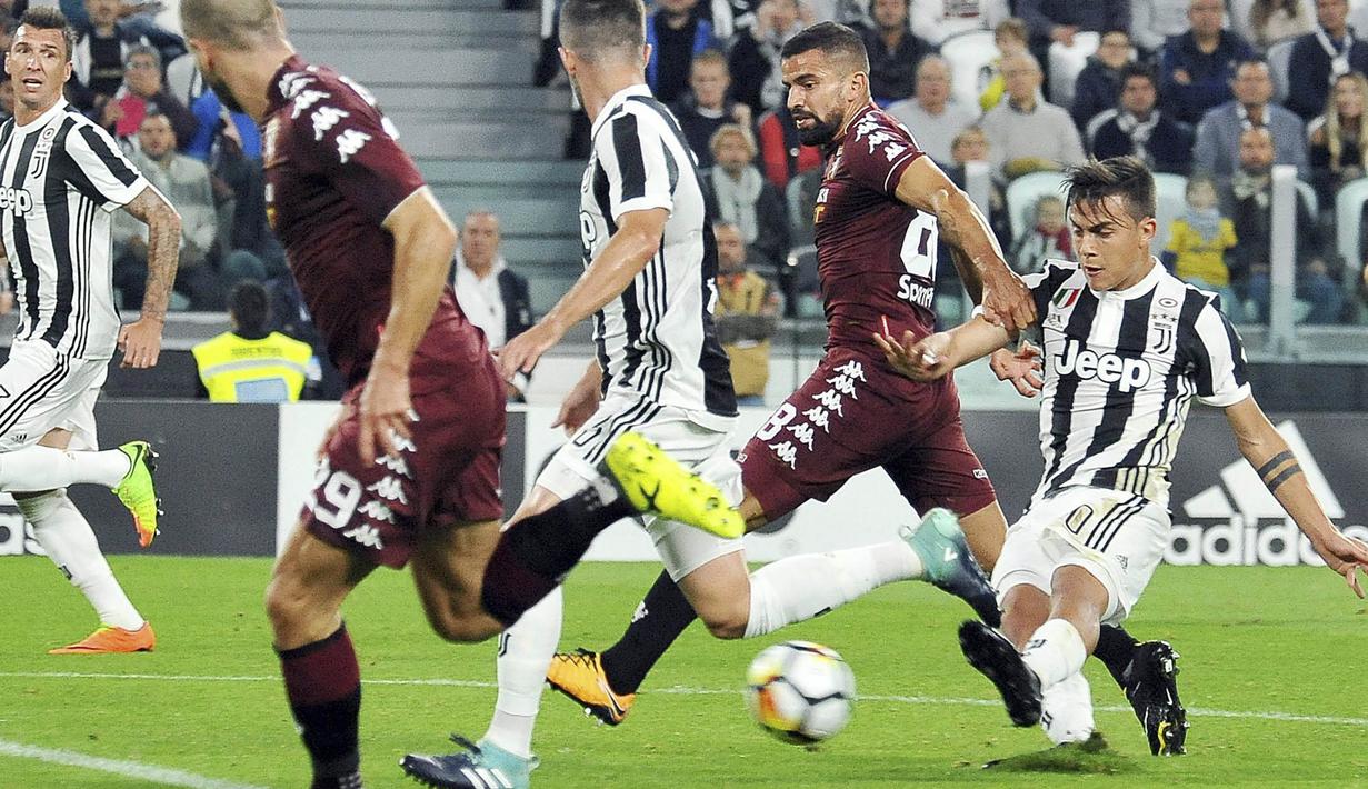 Striker Juventus, Paulo Dybala, melepaskan tendangan ke gawang Torino pada laga Serie A, Italia, di Stadion Allianz, Sabtu (23/9/2017). Juventus menang 4-0 atas Torino. (AP/Alessandro Di Marco)