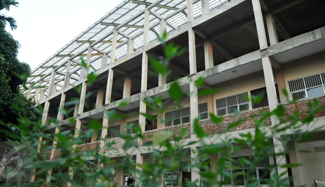 Kondisi gedung SMPN 164 yang belum selesai diperbaiki di Kebayoran Lama, Jakarta, Kamis (28/7). Sejak September 2012, pembangunan ulang gedung mulai dikerjakan namun hingga kini pembangunan sekolah itu tak kunjung rampung. (Liputan6.com/Gempur M Surya)