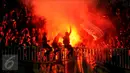 Suporter Persib menyalakan suar usai menyaksikan laga Torabika Soccer Championship presented by IM3 Ooredoo melawan PS TNI di Stadion Pakansari, Kab Bogor, Minggu (21/8). Persib menang 3-0. (Liputan6.com/Helmi Fithriansyah)