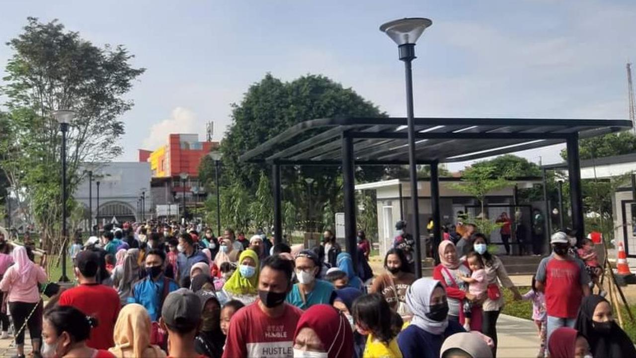 Alun-Alun Kota Bogor diserbu warga di akhir pekan