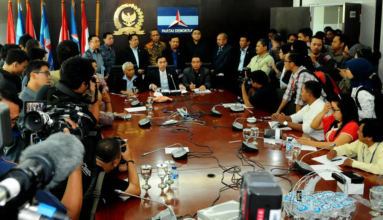 Suasana jumpa pers terkait penolakan Fraksi Partai Demokrat atas kenaikan harga BBM bersubsidi oleh pemerintahan Jokowi-JK, Jakarta, Selasa (18/11/2014). (Liputan6.com/Andrian M Tunay)
