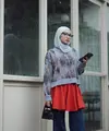 Anselma tampil dengan gaya layering, ia memadukan kerudung baby blue dengan atasan sweater crop top bermotif serta inner mini dress merah. Untuk bawahan, ia memilih celana denim flare dan sepatu hitam oxfordnya. [@ansellmaputri]