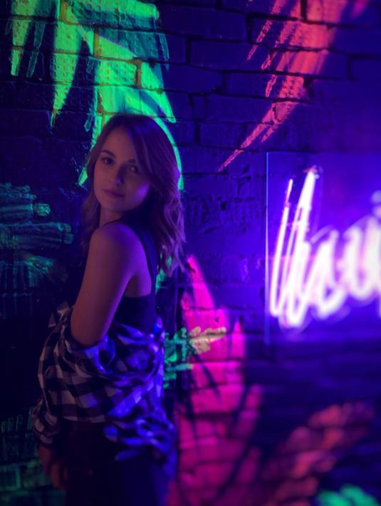 Petenis Rusia, Anna Kalinskaya berpose dengan busana hitam dengan kemeja dibuka yang diunggah di akun instagramnya. Kalinskaya memiliki prestasi memenangkan sejumlah gelar tunggal dan ganda ITF dan menjadi finalis Prancis Terbuka Junior, dan gelar lainnya. (Liputan6.com/IG/@annakalinskaya78)