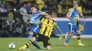Gelandang Borussia Dortmund, Julian Weigl, berebut bola dengan pemain Hamburg SV, Bobby Wood. Pada laga tersebut Borussia Dortmund memakai skema 4-3-3 sementara Hamburg SV dengan formasi 4-2-3-1. (AP/Bernd Thissen)