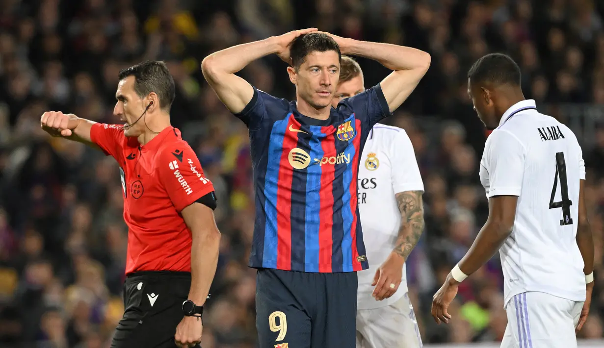 Reaksi kecewa striker Barcelona, Robert Lewandowski setelah gagal memanfaatkan peluang di depan gawang Real Madrid pada laga leg kedua semifinal Copa del Rey 2022/2023 di Camp Nou Stadium, Barcelona, Kamis (6/4/2023) dini hari WIB. (AFP/Lluis Gene)