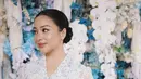 Hamil anak kedua, Nikita Willy gelar syukuran mengenakan kebaya kurung nuansa putih-baby blue dari @studioboh. Kebayanya dipadukan rok warna senada dan kerudung lace. [@nikitawillyofficial94].