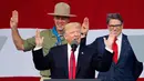 Presiden AS, Donald Trump menyampaikan pidato dalam Jambore Nasional 2017 di Summit Bechtel National Scout Reserve, Virginia Barat, AS, (24/7). Ribuan anggota Pramuka dari seluruh AS mengikuti Jambore Nasional ke-19. (AP Photo/Carolyn Kaster)