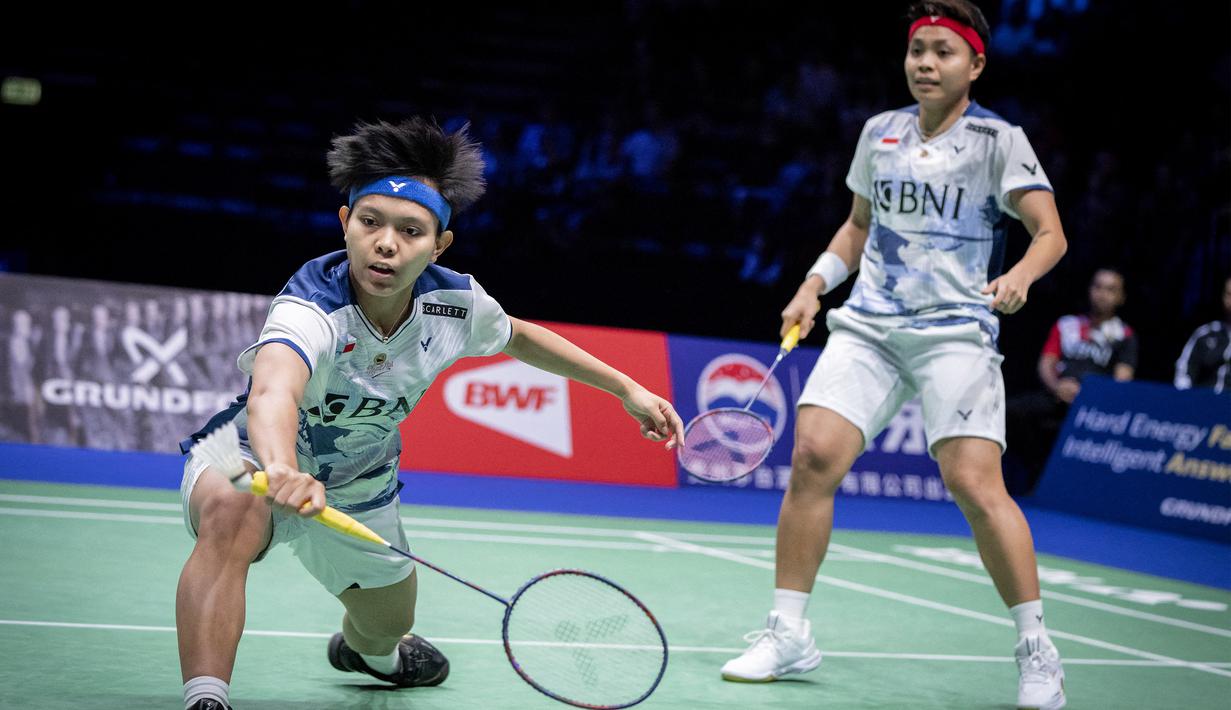Pebulutangkis ganda putri Indonesia, Siti Fadia Silva Ramadhanti (kiri), berhasil mengembalikan shuttlecock dari ganda putri Korea Selatan dalam pertandingan semifinal di Kejuaraan Dunia 2023 yang berlangsung di Royal Arena, Copenhagen, Denmark, Sabtu (26/08/2023). (AFP/Ritzau Scanpix/Mads Claus Rasmussen)