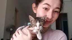 Macican menjadi teman Devina saat menghabiskan waktu di rumah. Kehadiran kucing kesayangannya ini memberi warna tersendiri dalam hidupnya, terutama selama masa pandemi. (Liputan6.com/IG/@devinaureel).