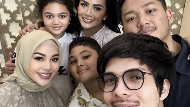 Selain Nikita Mirzani, Ini 5 Seleb yang Pernah Berseteru dengan Anaknya