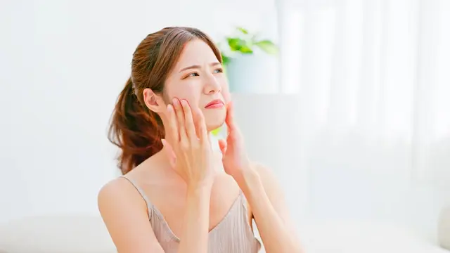 Melembapkan Kulit Berminyak Itu Penting, Cari Tahu Trik Perawatan dan Kandungan Skincare yang Tepat Yuk!