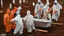 Petugas mengubur peti jenazah berisi korban virus corona COVID-19 ke sebuah pemakaman di Jakarta, Rabu (15/4/2020). Hingga sore ini, jumlah kasus COVID-19 di Indonesia sebanyak 5.136 positif, 446 sembuh, dan 469 meninggal dunia. (Bay ISMOYO/AFP)