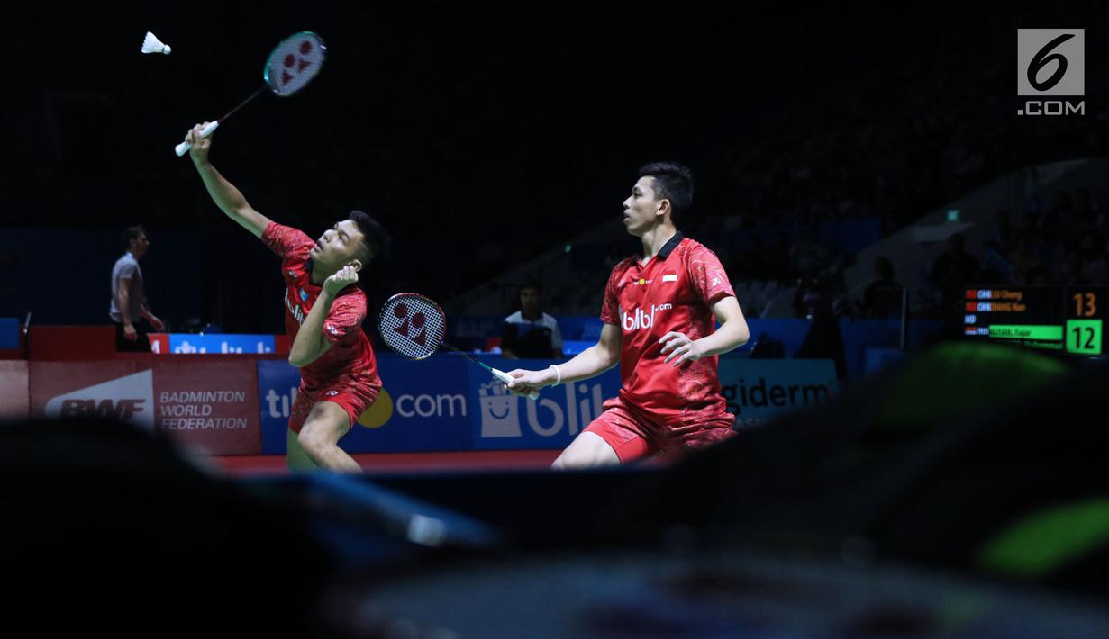 Ganda putra Indonesia, Fajar Alfian/M Rian Ardianto mengembalikan kok ke arah Liu Cheng/Zhang Nan (China) pada 8 besar Indonesia Open 2018, Istora GBK, Jakarta, Jumat (5/7). Fajar/Rian unggul 21-18, 18-21, 25-23. (Liputan6.com/Helmi Fithriansyah)
