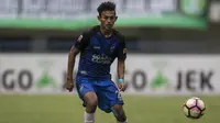 Striker PSIS, Hari nur Yulianto, berusaha mengontrol bola saat melawan Martapura FC pada laga perebutan tempat ketiga Liga 2 di Stadion GBLA, Bandung, Selasa (28/11/2017). PSIS menang 6-4 atas Martapura FC. (Bola.com/Vitalis Yogi Trisna)