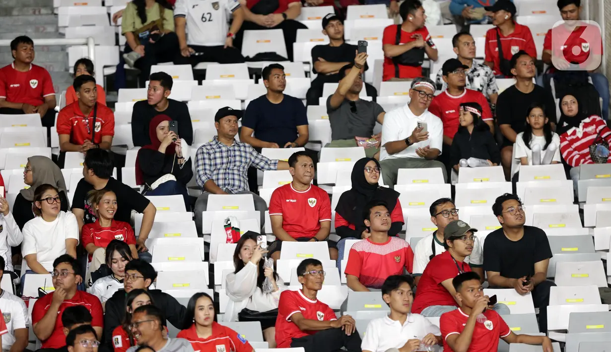 Gema suara "Indonesia... Indonesia...," sesekali masih terdengar dari tribun penonton. Tapi suara itu ringkas. Lalu pelan-pelan muncul lagi. Tak terlihat antusiasme atau koreografi heboh. (Liputan6.com/Helmi Fithriansyah)
