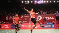 Pebulutangkis ganda campuran Indonesia, Tontowi Ahmad/Liliyana Natsir, saat bertanding melawan pebulutangkis Malaysia, Chan Peng Soon/Goh Liu Ying, dalam Kejuaraan Dunia Bulutangkis 2015 di Istora Gelora Bung Karno, Senayan, Jakarta. Kamis (13/8/2015). (B