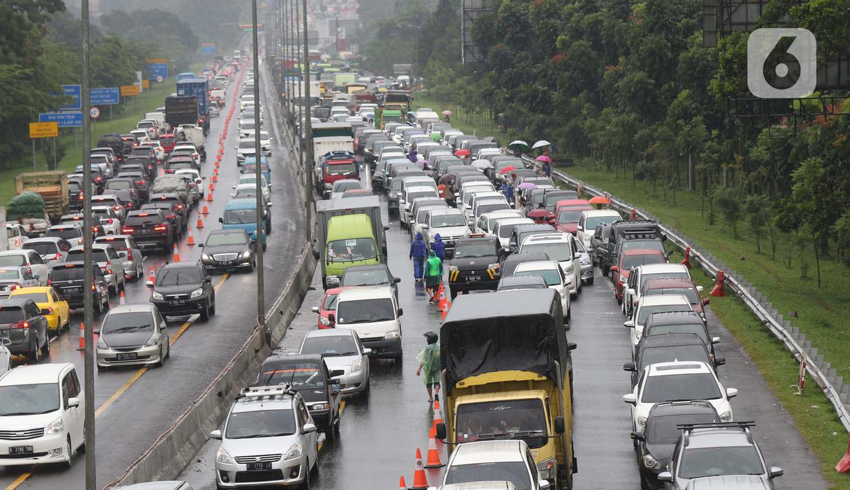 Sejumlah kendaraan berhenti di jalan tol Jagorawi menanti waktu buka tutup jalur menuju kawasan wisata puncak, Bogor, Jawa Barat, Sabtu (31/10/2020). Akhir pekan beriringan dengan libur panjang dimanfaatkan warga untuk mengunjungi lokasi-lokasi wiisata. (Liputan6.com/Helmi Fithriansyah)